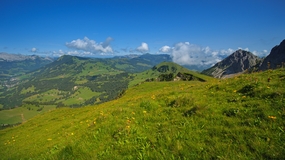 蓝天白云群山环绕摄影图片